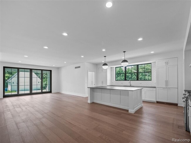 Photo - 887 Redding Rd
