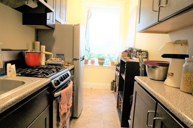 Photo - 220 Kelton St