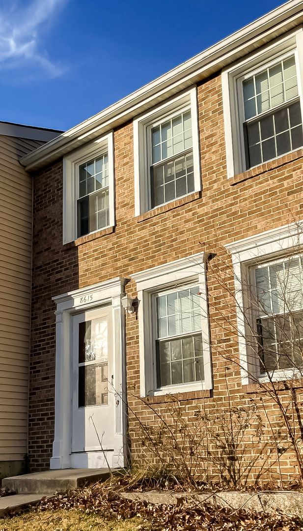 Building Photo - Serene 3 Bed 1.5 Bath Townhome In Newingto...