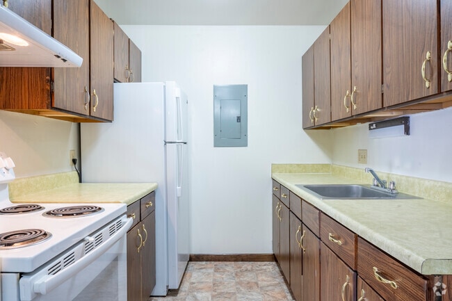 2BR, 1BA - 950SF - Kitchen - Forest View Apartments