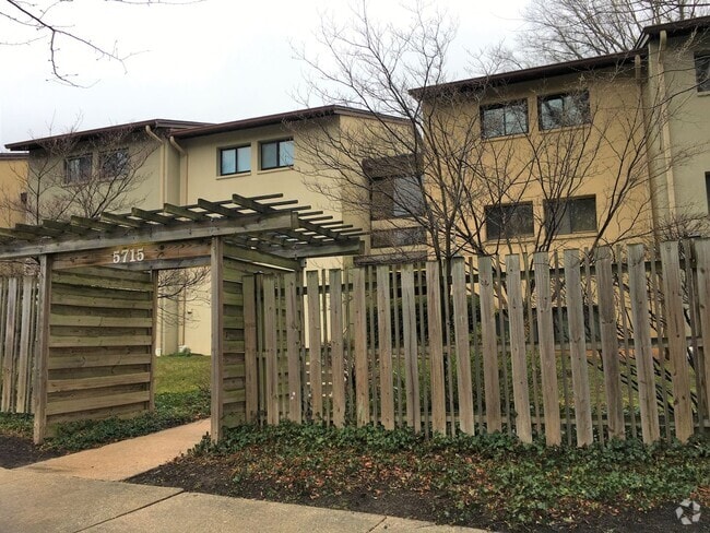 Building Photo - Quaint 1 BR Condo in Columbia with Sunroom!