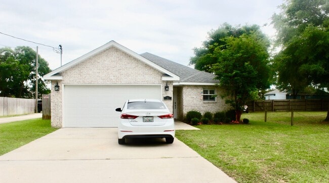 Building Photo - Beautiful 3 Bedroom / 2 Bath Brick Home - Just a Few Blocks from the Water — And It's a Beauty!
