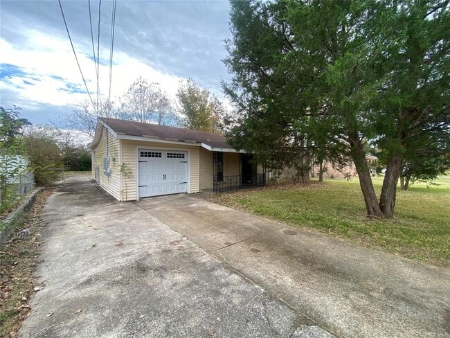 Building Photo - 3215 Hackberry Ln