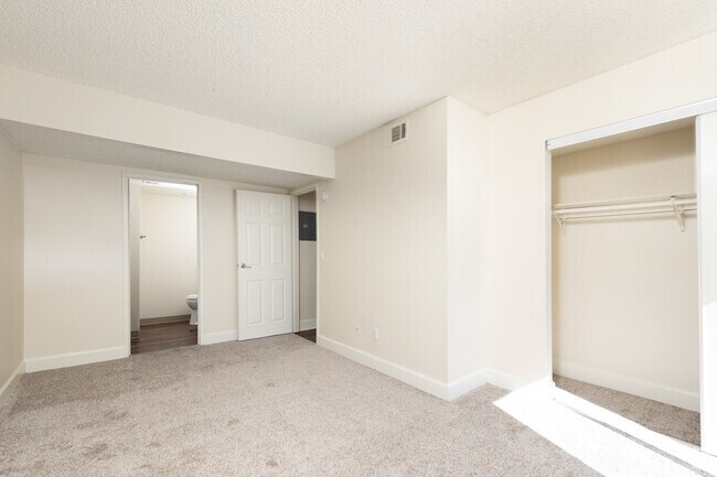 2BR, 2BA - 1050SF