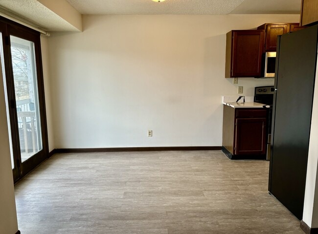 Photo - 338 Oxford Ct