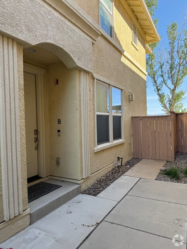 Building Photo - 1740 Dark Horse Rd Unit B Rental