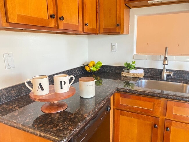 Building Photo - Advent - Low Deposit W/ Laundry & Detached... Rental