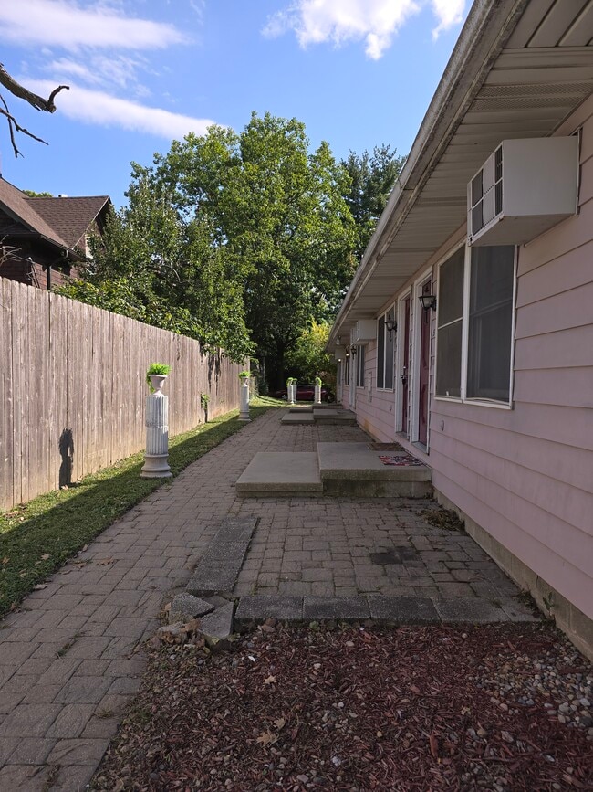 Building Photo - Elm Multiplex Unit 5