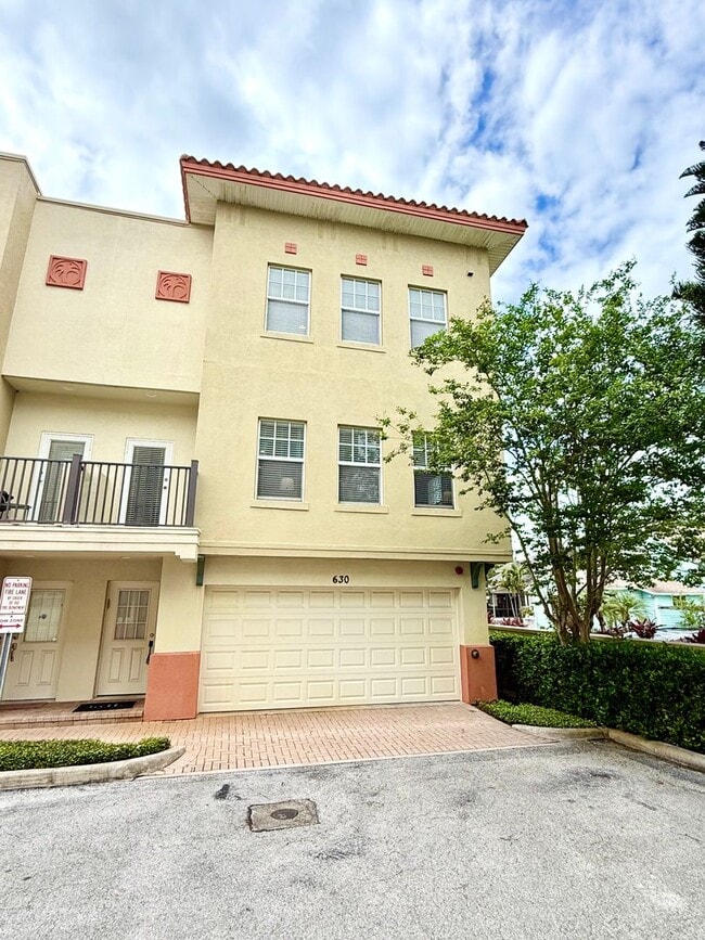 Building Photo - Perfect balance of space, style & easy living - 2Bedrooms 2.5Bath in Clearwater!