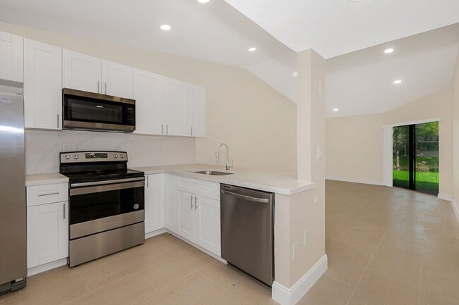 Fully Renovated Corner 1/1 “Villa” with Ba... - Fully Renovated Corner 1/1 “Villa” with Ba...