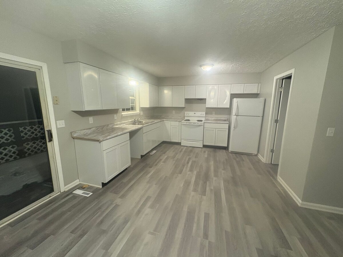 Newly Renovated 3 bedroom. Lots of extra space! - Newly Renovated 3 bedroom. Lots of extra space!