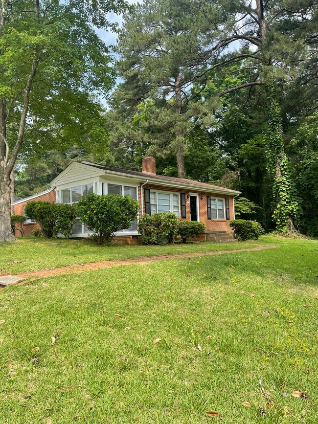 Building Photo - 615 N Steele St