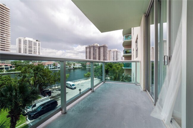 19390 Collins Ave Unidad 419
