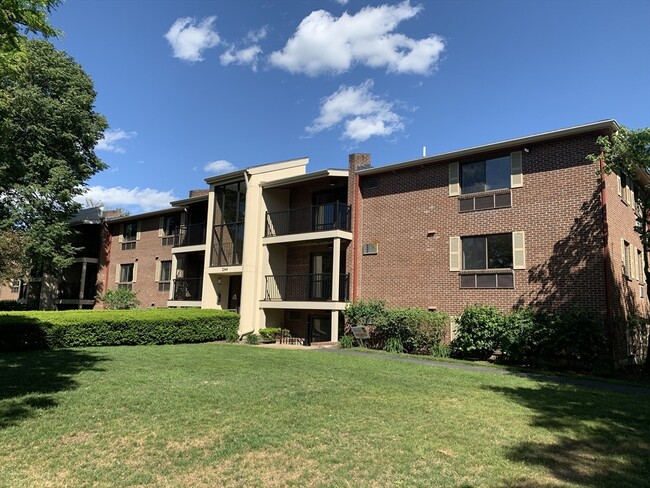 Building Photo - 2366 Commonwealth Ave Unit 1-3