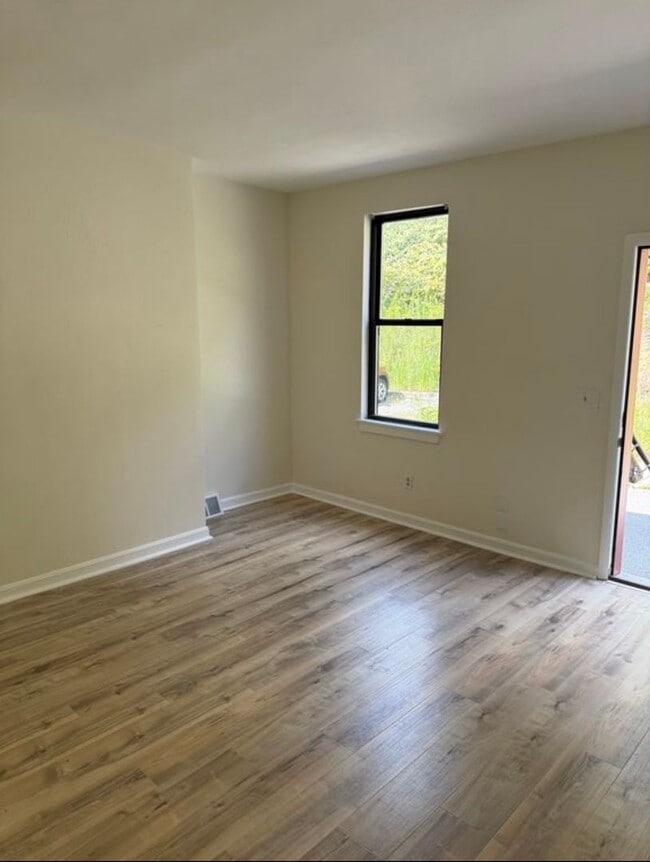 Photo - 939 Lamont St