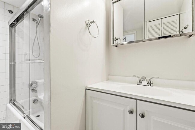 Photo - 2059 Huntington Ave Unidad 908
