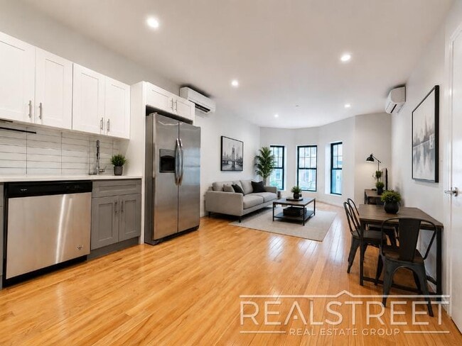Photo - 1440 Lincoln Pl