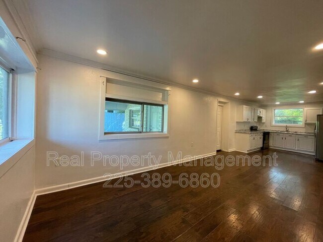 Photo - 9642 Lewis St