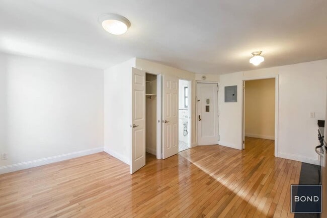 Building Photo - 273 Mott St Unit 3F Rental