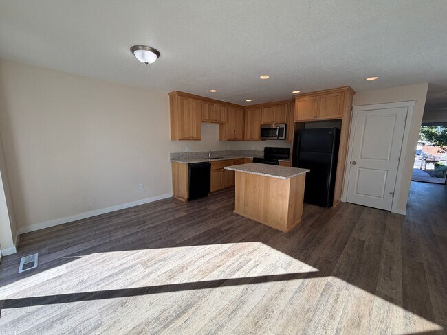 Photo - MOVE IN SPECIAL: HALF OFF FIRST MONTH'S RE...