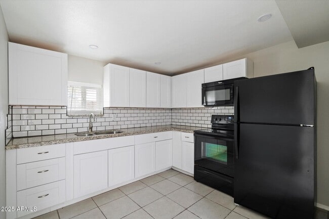 Photo - 703 W 1st St