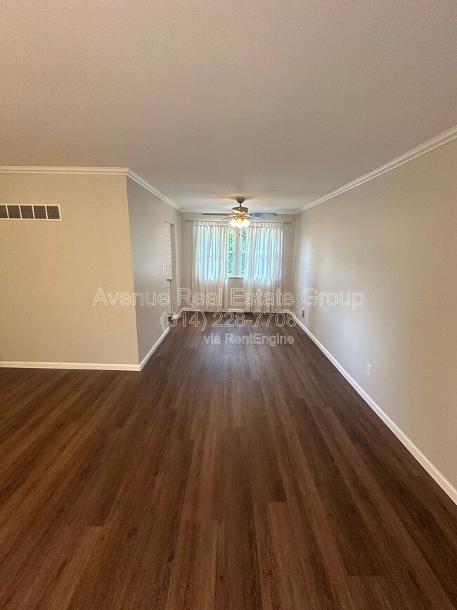 Photo - 425 Westglen Village Dr