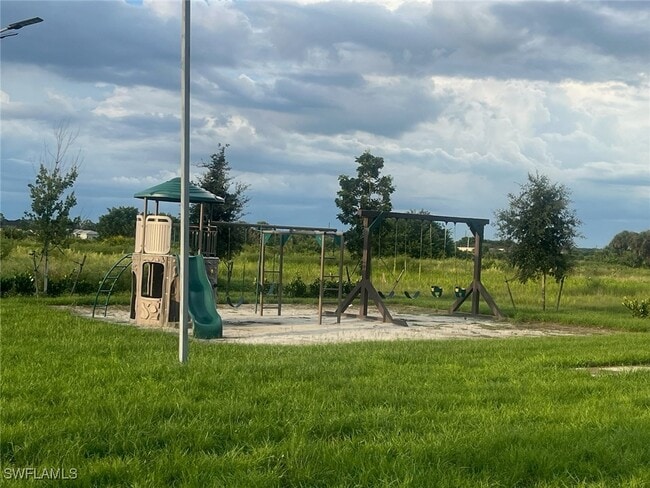 Photo - 801 SW Raintree Blvd