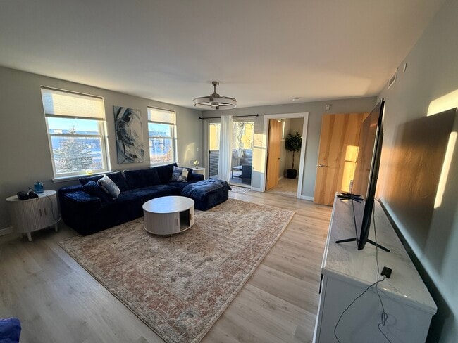 Building Photo - 228 S Cottonwood Rd Unit 201