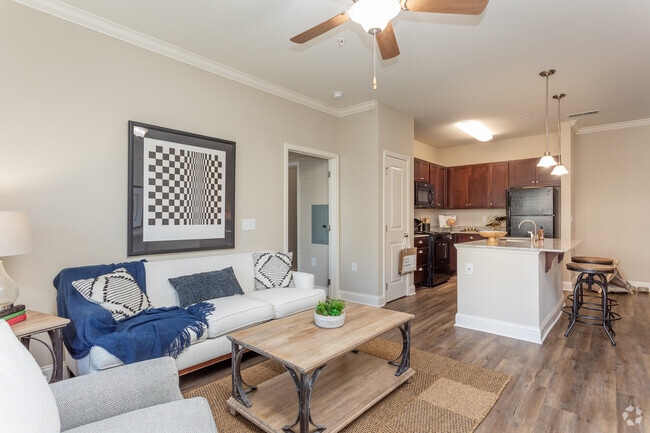 2BR, 2BA - 1159SF Azalea - Sala de estar - South Park Village