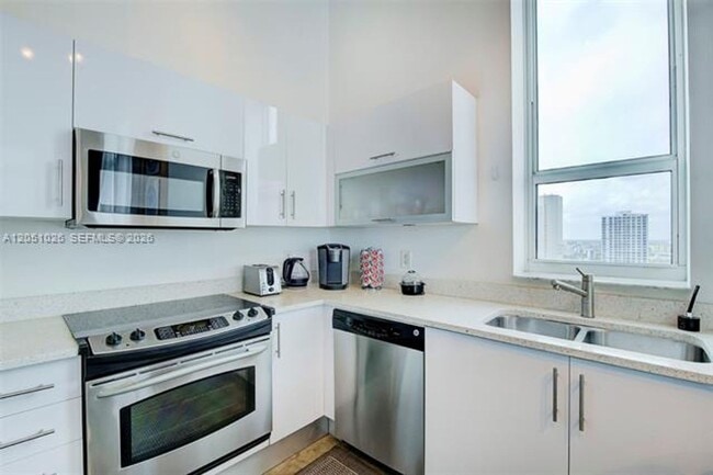 Building Photo - 16400 Collins Ave
