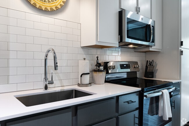 1BR, 1BA - 745SF - PERSHING - Kitchen