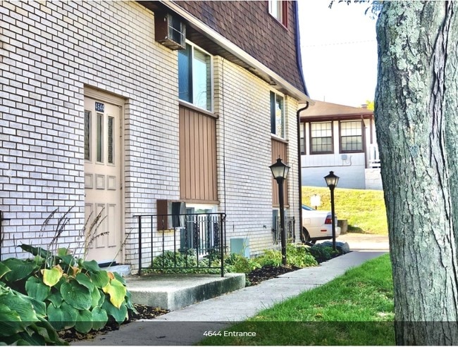 4644 Entrada - 4644 Burkhardt Ave