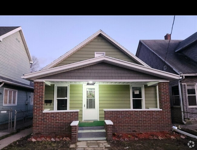 Building Photo - 2424 Valentine St Rental