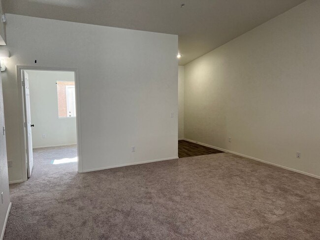 Photo - 3 BEDROOM TOWNHOME!
