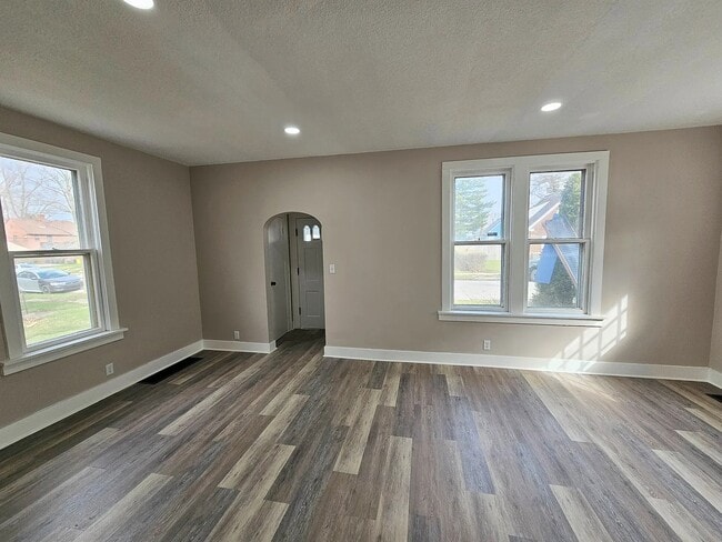 Photo - 3930 Webster St