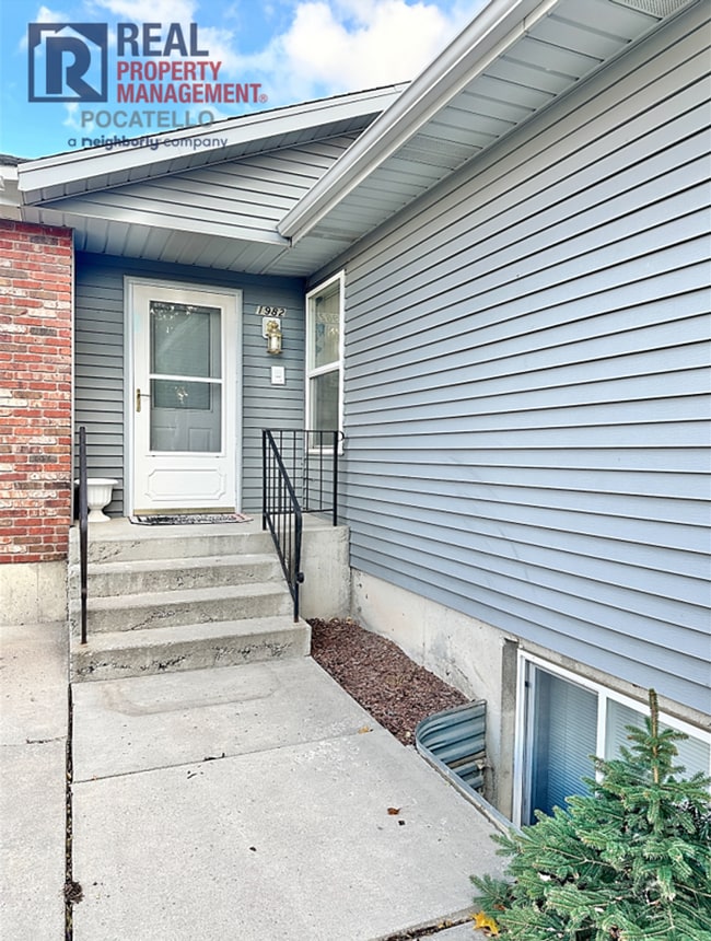 Photo - 3 Bed 2.5 Bath Twin Home - Double Car Garage - Small dogs negotiable