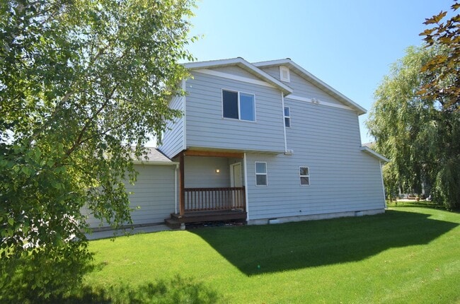 3Bed 1.5Bath Townhouse with GARAGE and Pat... - 3Bed 1.5Bath Townhouse with GARAGE and Pat... Unidad D