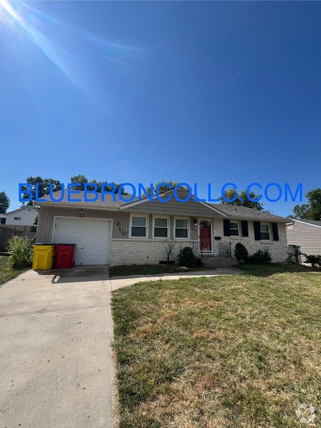 Building Photo - Beautiful house with nice hardwood floors ...