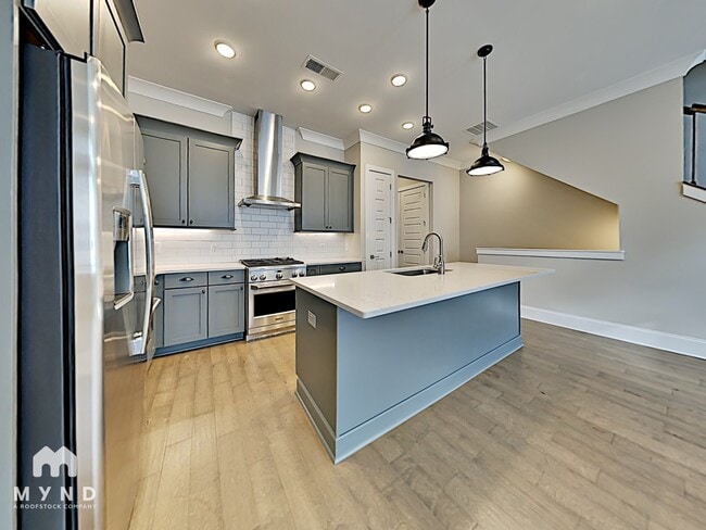 Photo - 576 Broadview Pl NE