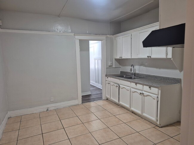 1441 E 43rd St Unidad 1443