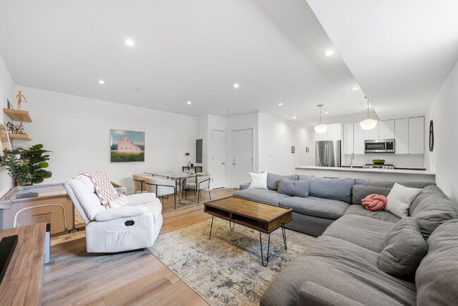 Building Photo - Light-Filled Luxury Condo with Designer Finishes Unit #2