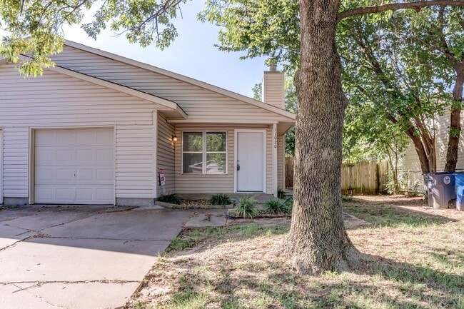 Building Photo - 2 Bed | 1 Bath in East Tulsa! Rental