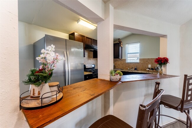 Photo - 2010 Caplin St