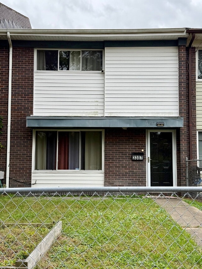 Building Photo - Charming 3-Bedroom Townhome with Fenced Yard