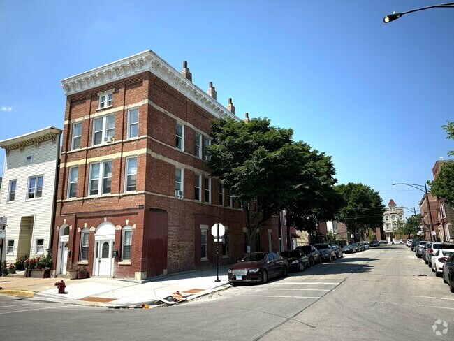 Building Photo - 1900 S May St Unit 1F Rental