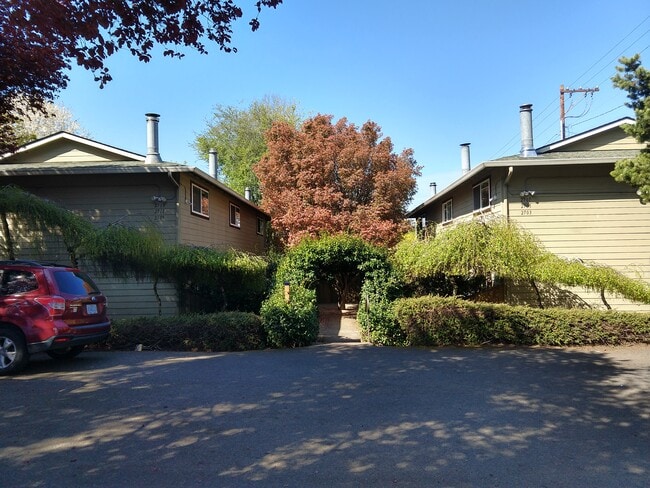 Building Photo - 2707 SE 50th Ave