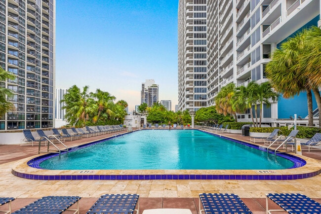 Photo - 1717 N Bayshore Dr Unidad FL27-ID1054123P