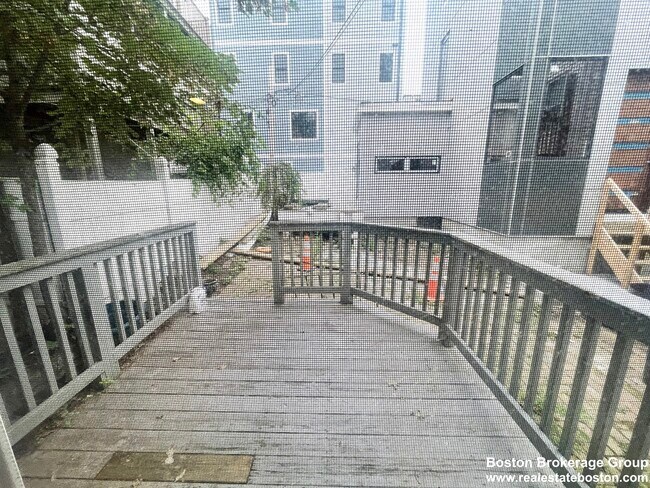 241 W 3rd St