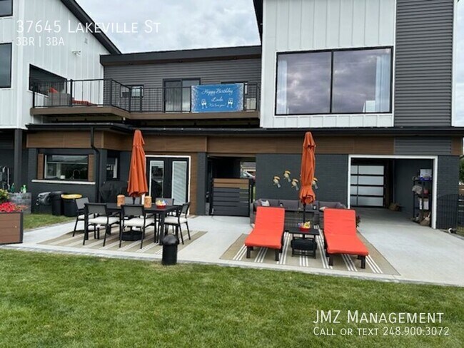 Photo - 37645 Lakeville St