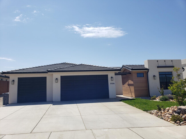 Front View - 3106 E Photinia Dr House